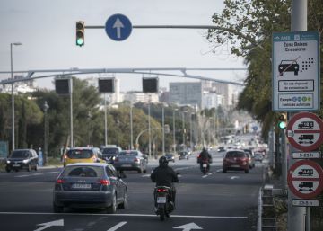 Barcelona avanza contra la polución y Madrid hacia el negacionismo