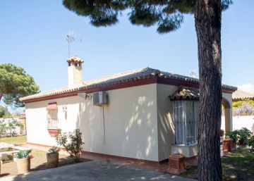 Un juez libera por falta
de pruebas a un joven acusado de matar a su madre Un juez libera por falta
de pruebas a un joven acusado de matar a su madre