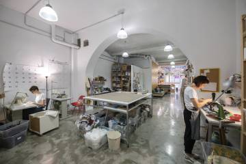 Gemma Hernández, a la derecha, se encarga de la tienda. Su hermana Núria es la creadora de la marca y la que confecciona los bolsos y mochilas.