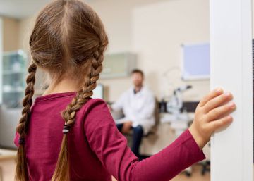 Un tribunal sueco rebaja la pena al médico condenado por abusar de más de 40 niños