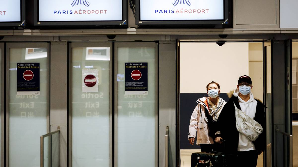 Pasajeros llegan desde Pekín al aeropuerto de París.