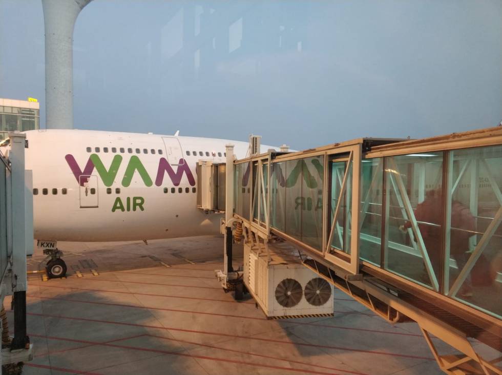 Pasarela que lleva a los españoles atrapados en Wuhan al avión que los traerá a Madrid este viernes.