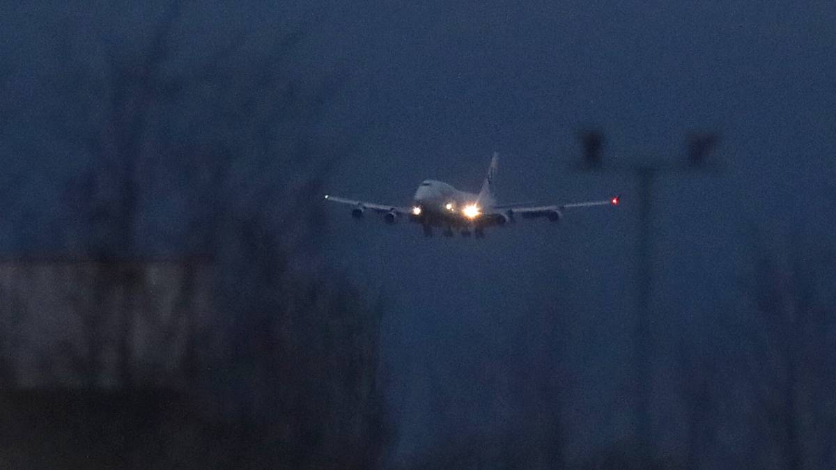 El avión que ha repatriado a 19 españoles de Wuhan, momentos antes de aterrizar en Torrejón de Ardoz (Madrid).
