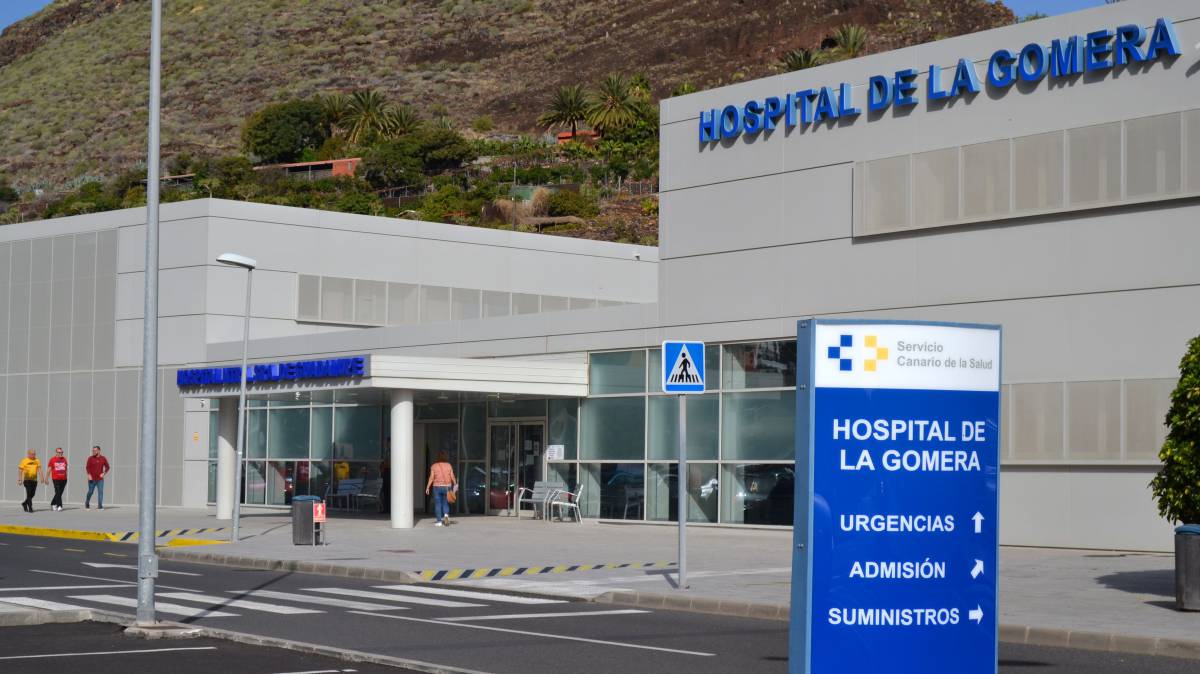 Fachada del Hospital de La Gomera, donde permanece ingresado la única persona que ha dado positivo por coronavirus en España.
