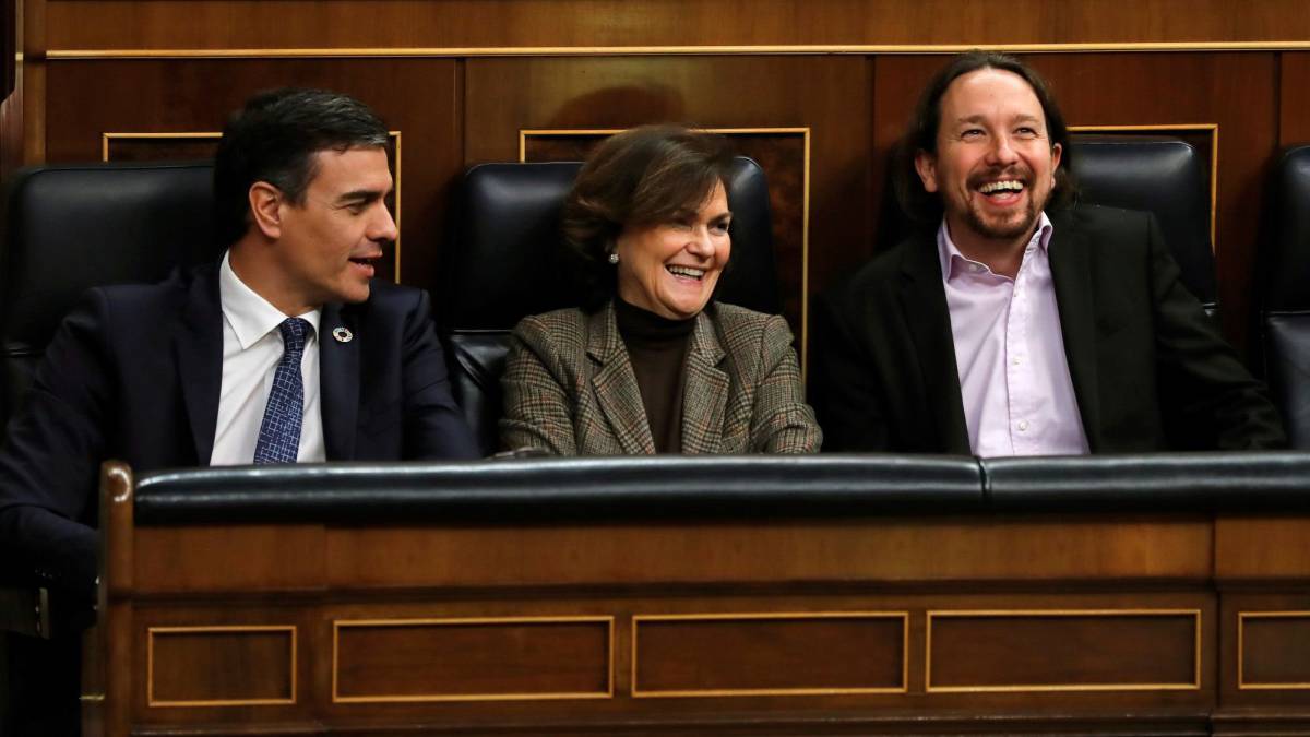 Desde la izquierda, el presidente del Gobierno, Pedro Sánchez; la vicepresidenta primera, Carmen Calvo; y el vicepresidente segundo, Pablo Iglesias.