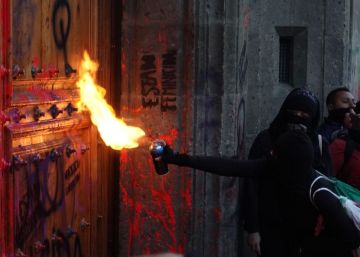 Las feministas llevan su ira por la violencia machista a las puertas del Palacio Nacional de México Las feministas llevan su ira por la violencia machista a las puertas del Palacio Nacional de México