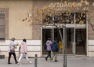 Huérfanos de madre y de pueblo