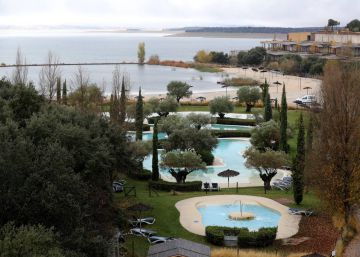 Los jueces declaran nulo el proyecto con el que Extremadura legalizó el complejo de lujo en la isla de Valdecañas Los jueces declaran nulo el proyecto con el que Extremadura legalizó el complejo de lujo en la isla de Valdecañas