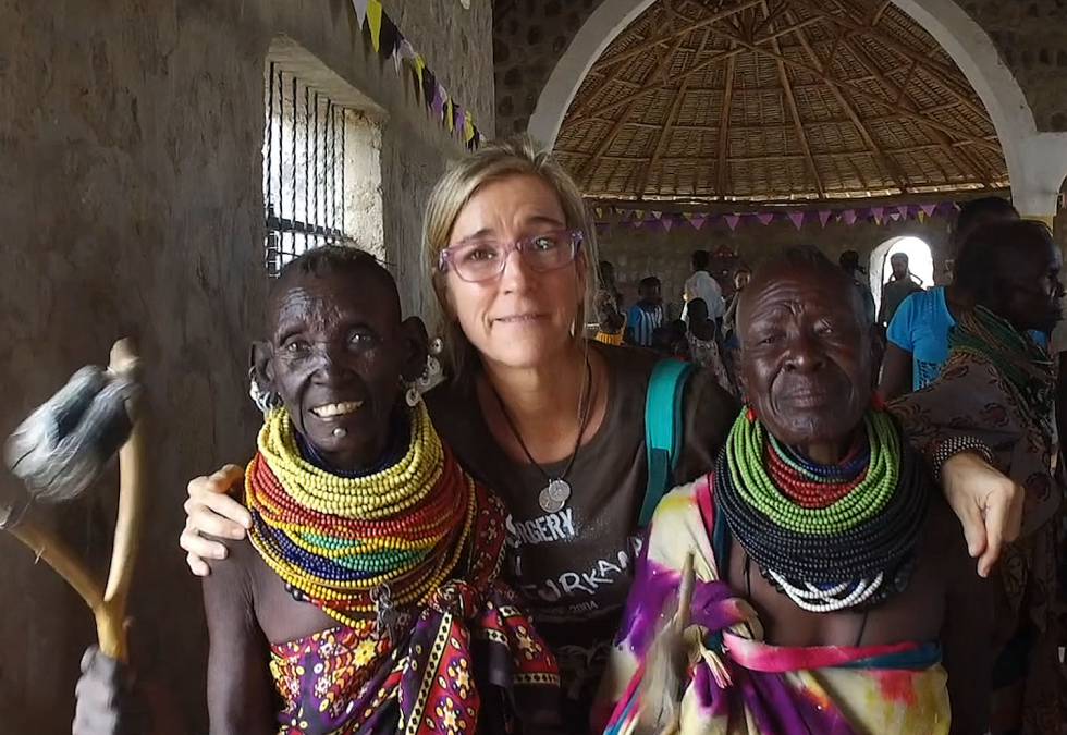 Carmen con dos miembros de la etnia turkana (Kenia).