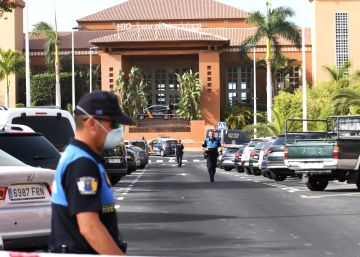Un millar de aislados en el hotel de Tenerife donde se alojó la pareja italiana con coronavirus Un millar de aislados en el hotel de Tenerife donde se alojó la pareja italiana con coronavirus