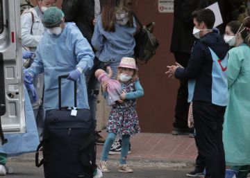 Comienza el desalojo del hotel de Tenerife en cuarentena por el coronavirus Comienza el desalojo del hotel de Tenerife en cuarentena por el coronavirus