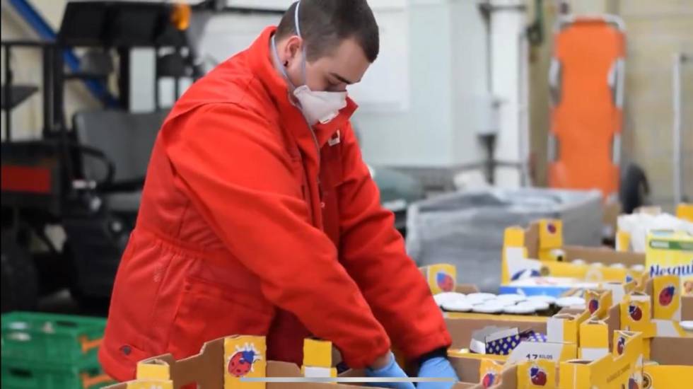Aaron Taboada, un cocinero de 25 años de Rentería, prepara cajas de comida en la Cruz Roja.