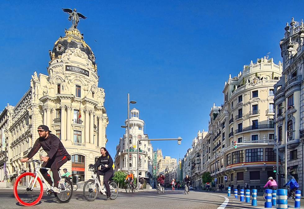 La Gran Vía de Madrid ocupada por los ciclistas.