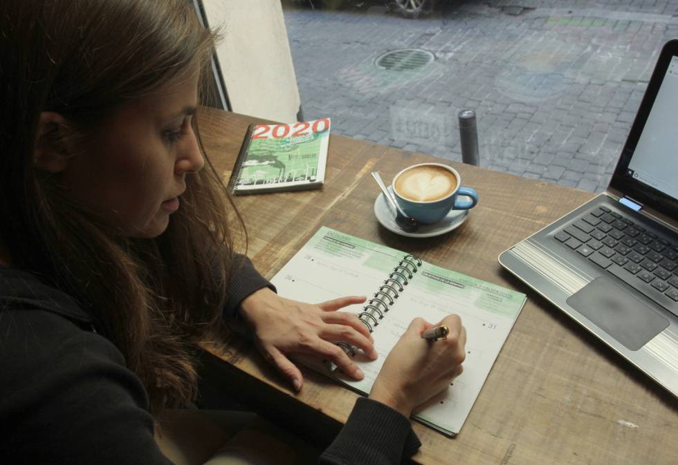 Laura Villadiego trabajando en la agenda de consumo responsable de Carro de Combate.