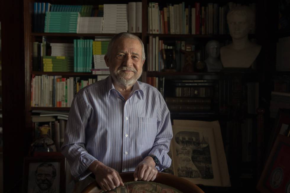 El Neurólogo Francisco Mora en su domicilio de Madrid.