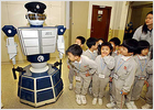 Un robot intenta alejar del crimen a los niños de Hong Kong