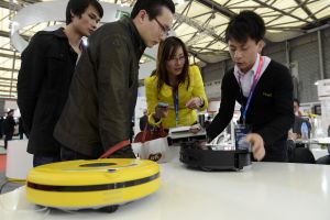 Dos compradores destripan uno de los últimos modelos de robot aspirador.
