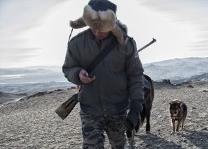 El uso del móvil en Mongolia es difícil por los bajos índices de cobertura. No obstante, Bahitbergen Uranbai lo utiliza en lo alto de la montaña para comunicarse con otros ganaderos e intercambiar información sobre los lobos que acechan al ganado.