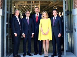 El Rey inaugura Campus Madrid, de Google. De izda. a dcha. Eric Emerson Schmidt, presidente Ejecutivo de Google; James Costos, embajador de EEUU en España; Felipe VI; Sofía Benjumea, directora de Campus Madrid, y José Manuel Soria, ministro de Industria.