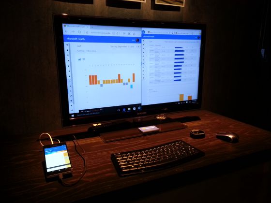 Un Lumia conectado a una pantalla y a un teclado funcionando como un ordenador