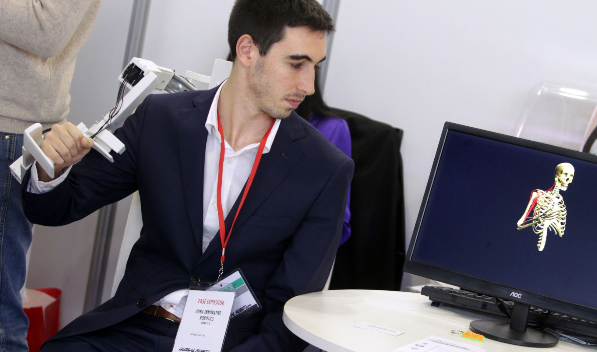 Un miembro de Aura prueba el robot 'Orte' para rehabilitar el brazo. Un miembro de Aura prueba el robot 'Orte' para rehabilitar el brazo.