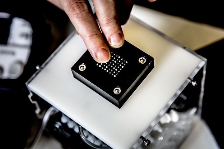 Detalle del dispositivo desarrollado por la Universidad de Michigan. Las burbujas son infladas por un sistema neumático. (Cortesía de los investigadores) Detalle del dispositivo desarrollado por la Universidad de Michigan. Las burbujas son infladas por un sistema neumático. (Cortesía de los investigadores)