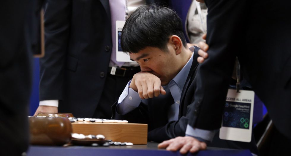 Sedol concentrado en el tablero tras perder la última partida del torneo frente al programa 'AlphaGo'. Sedol concentrado en el tablero tras perder la última partida del torneo frente al programa 'AlphaGo'.
