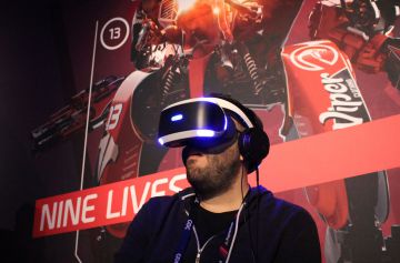 Prueba de las gafas de realidad virtual de Sony. Prueba de las gafas de realidad virtual de Sony.