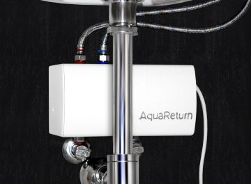 Este sistema cuenta con un sensor que mide la temperatura del agua desde el momento en el que se abre el grifo y si ésta llega fría es devuelta por Aqua Return a la tubería de agua fría. Cuando por fin llega caliente, el dispositivo emite un sonido de alerta y automáticamente da paso a ella en el grifo. Este sistema cuenta con un sensor que mide la temperatura del agua desde el momento en el que se abre el grifo y si ésta llega fría es devuelta por Aqua Return a la tubería de agua fría. Cuando por fin llega caliente, el dispositivo emite un sonido de alerta y automáticamente da paso a ella en el grifo.