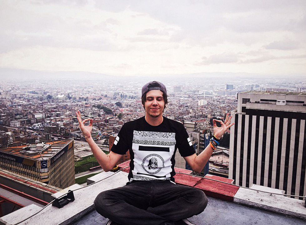ElRubius meditando en Bogotá, en una imagen publicada en su cuenta de Twitter.