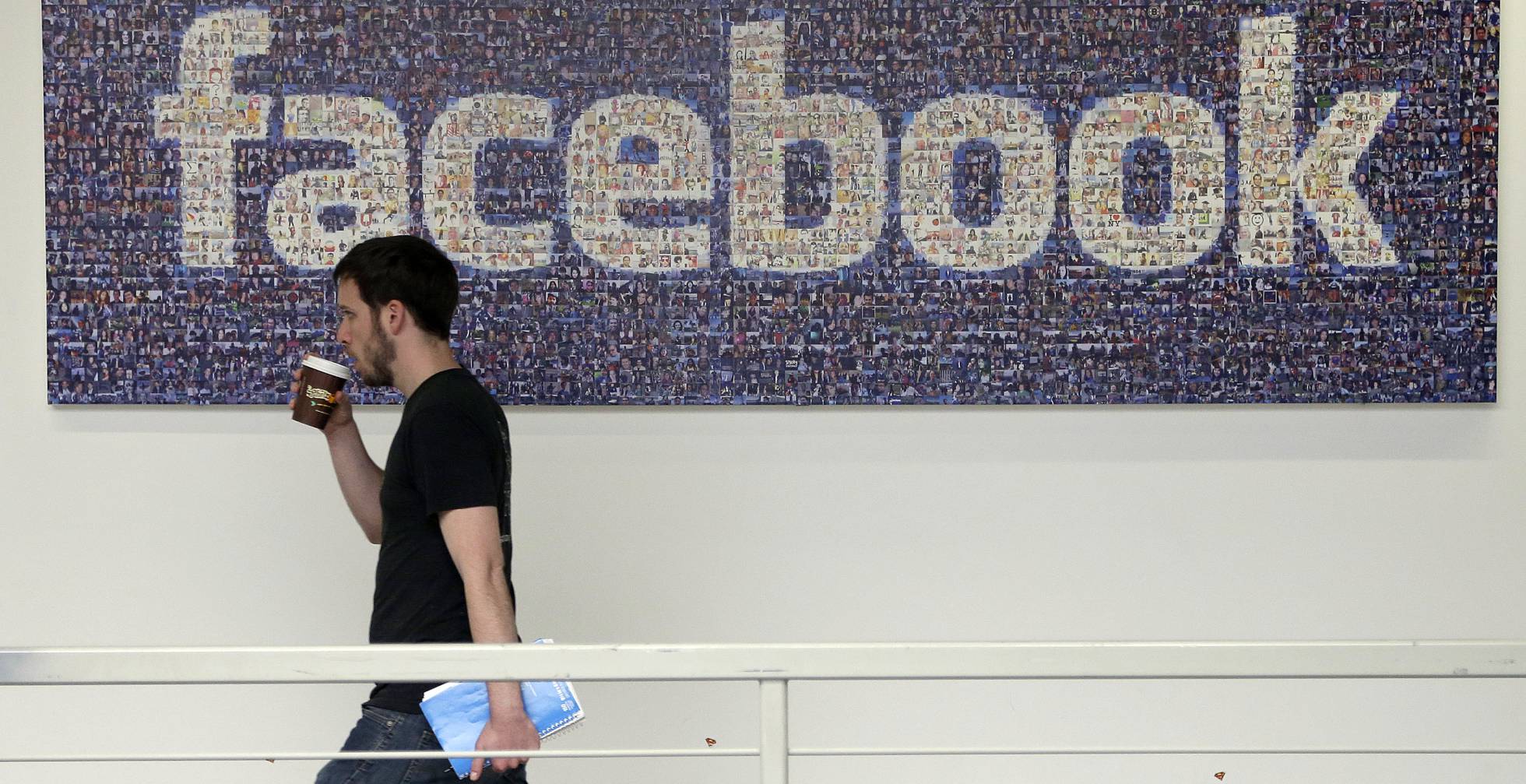 Un empleado de la red social Facebook, en la sede de la empresa en Menlo Park (California). Un empleado de la red social Facebook, en la sede de la empresa en Menlo Park (California).