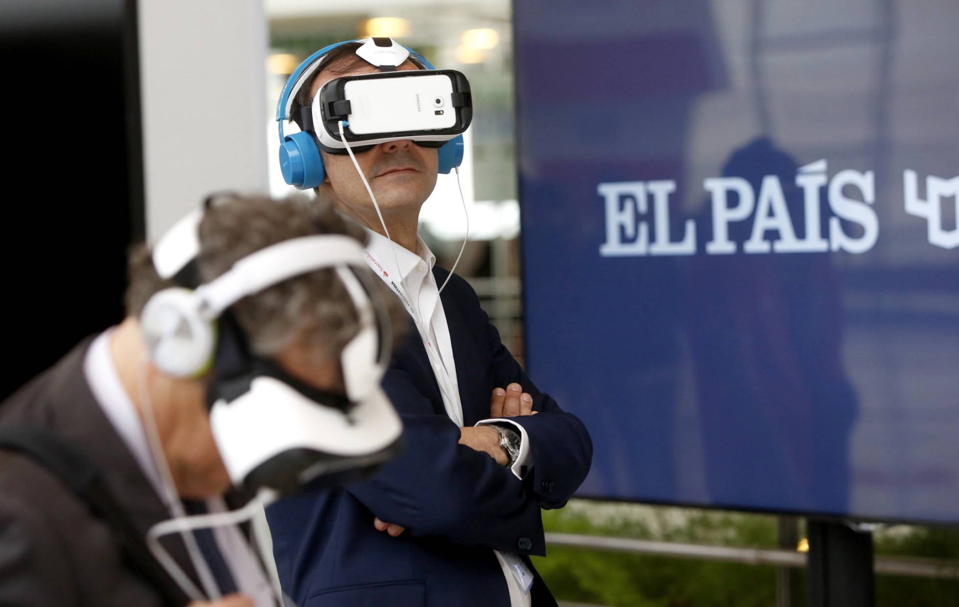 Usuarios probando las gafas de realidad virtual en el foro RETINA. Usuarios probando las gafas de realidad virtual en el foro RETINA.