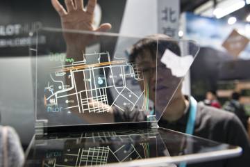 El Pilot HUD de Horizon X proyecta la información del GPS en un cristal para hacer la conducción más cómoda y segura.