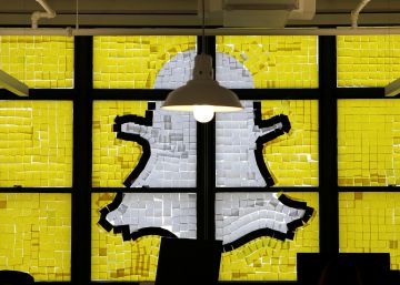 Una imagen del logo de Snapchat creada con notas de Post-it.rn 