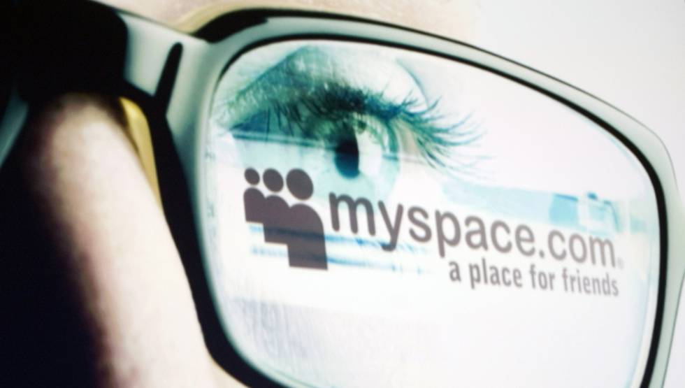 Un anuncio de MySpace reflejado en las gafas de un usuario. 