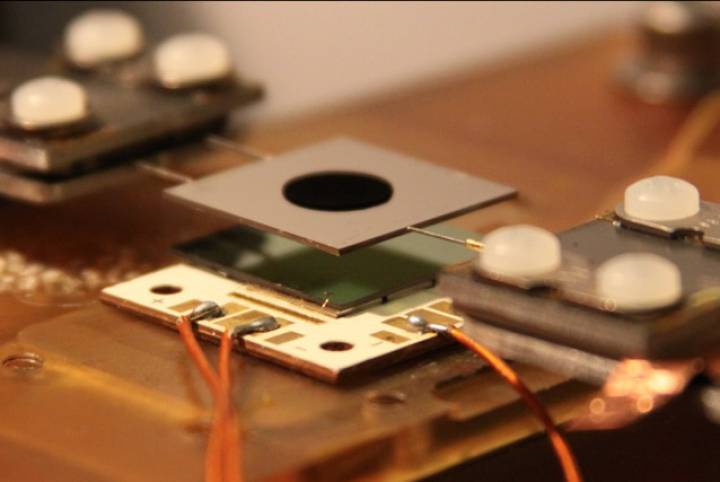 Los investigadores del MIT utilizan cristales fotónicos de tamaño nanométrico a modo de filtro previo superpuesto al panel solar. Los investigadores del MIT utilizan cristales fotónicos de tamaño nanométrico a modo de filtro previo superpuesto al panel solar.