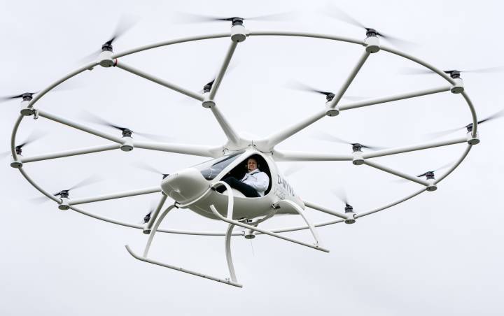 O primeiro passageiro a embarcar em um carro voador, o Volocopter, que funciona de modo semelhante a um grande drone. O primeiro passageiro a embarcar em um carro voador, o Volocopter, que funciona de modo semelhante a um grande drone.