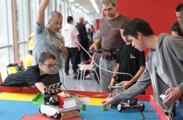 Jóvenes diseñando robots en uno de los proyectos de San Quintín.