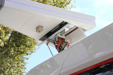 Un autobús carrega la bateria elèctrica