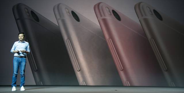El consejero delegado de Xiaomi en la presentación de los nuevos modelos Mi5 y Mi5Plus. El consejero delegado de Xiaomi en la presentación de los nuevos modelos Mi5 y Mi5Plus.