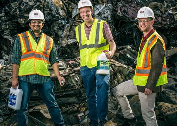 Cary Pint,Andrew Westover y Nitin Muralidharan, con el prototipo (el peque&ntilde;o bote) y los productos qu&iacute;micos dom&eacute;sticos utilizados.rn 
