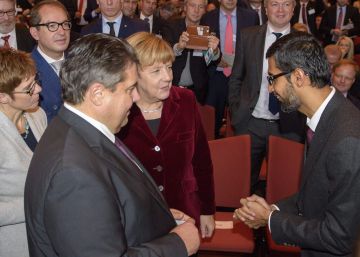 La canciller, Angela Merkel, junto al ministro de Econom&iacute;a, Sigmar Gabriel y el consejero delegado de Google, Sundar Pichai, en Saarbr&uuml;cken, Alemania.