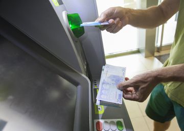 Un usuario retira efectivo en un cajero autom&aacute;tico de Madrid. 