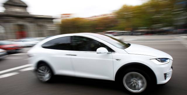 Un Tesla Model X en la Puerta de Alcalá de Madrid. Un Tesla Model X en la Puerta de Alcalá de Madrid.