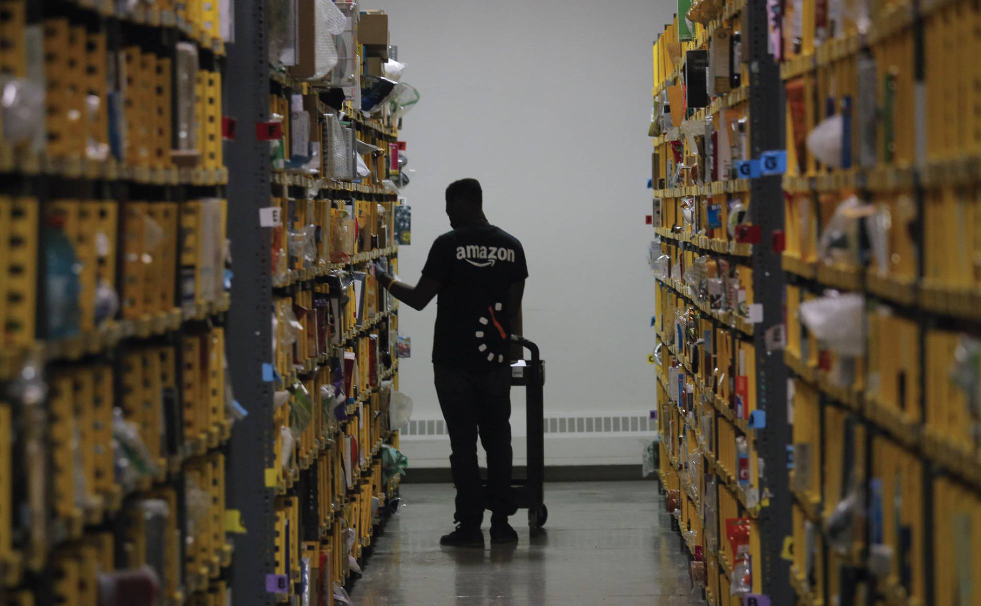 Un trabajador de Amazon prepara el pedido de un cliente. Un trabajador de Amazon prepara el pedido de un cliente.