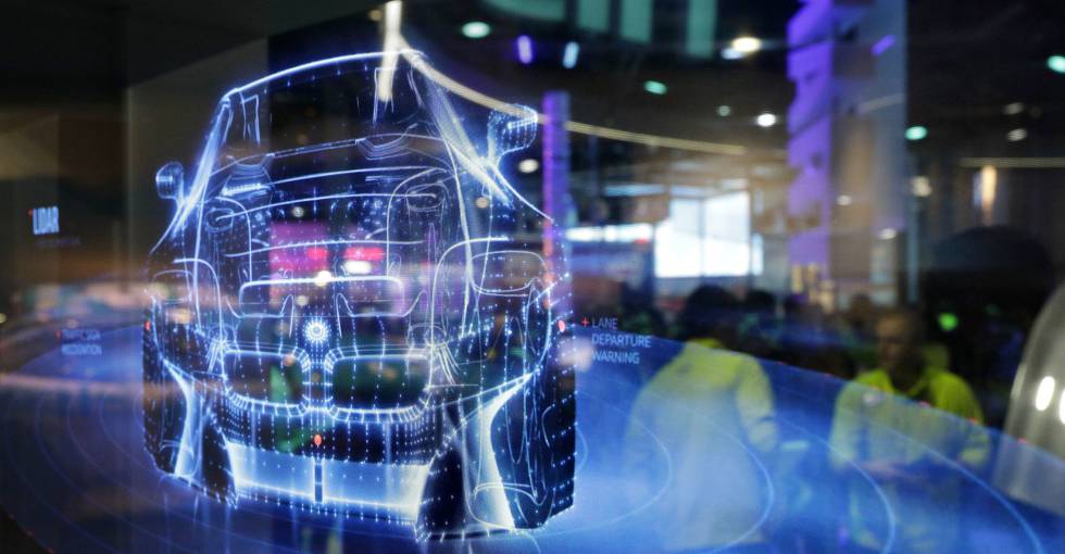 Una pantalla muestra un prototipo de coche autónomo. Una pantalla muestra un prototipo de coche autónomo.