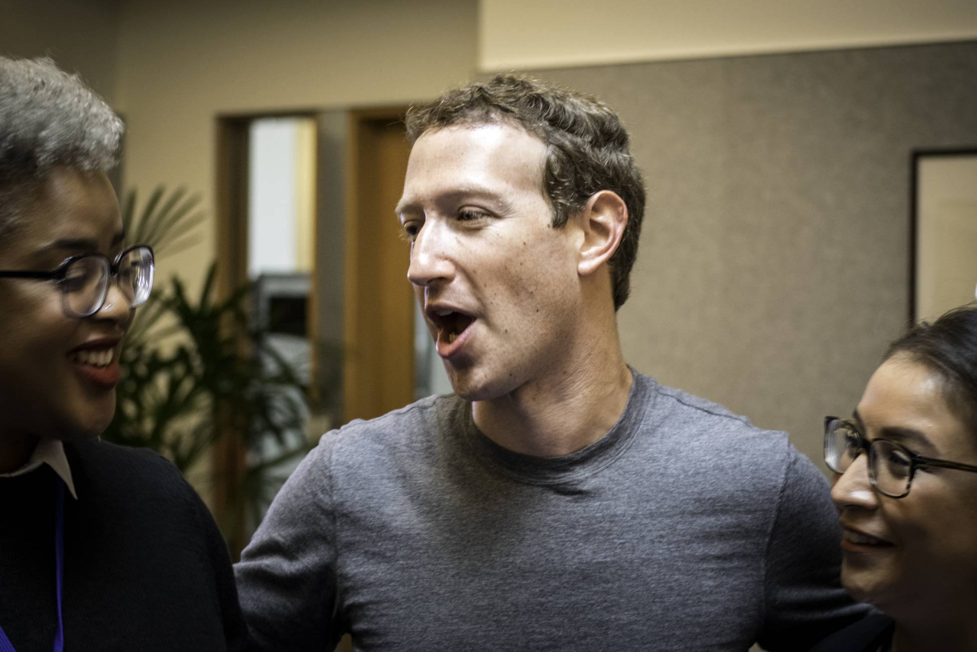 Zuckerberg con sus invitados. Zuckerberg con sus invitados.