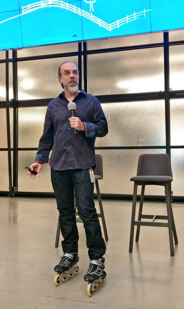 Astro Teller contestando preguntas en patines. Astro Teller contestando preguntas en patines.