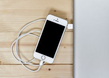 Como carregar corretamente a bateria do celular: mitos e lendas