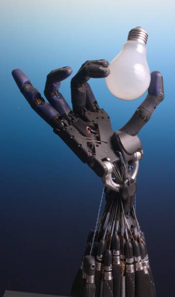 Las manos de Shadow Robot se adaptan a la forma de los objetos con le presión exacta.